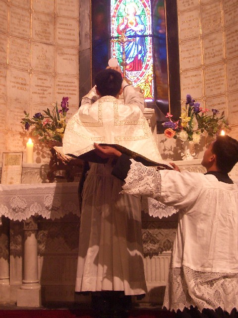 ラ・サレットの大聖堂で聖伝のミサを捧げているところ